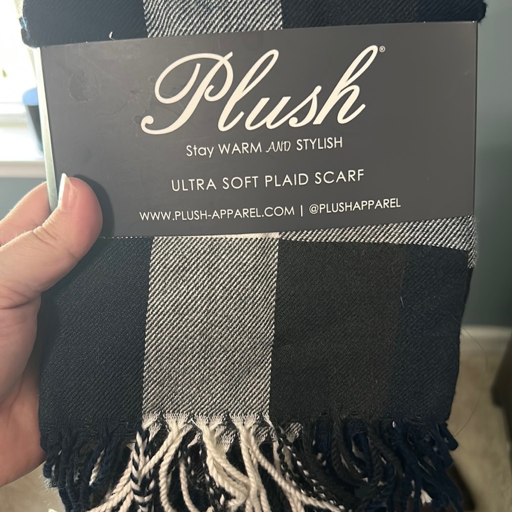 Women’s plaid scarf